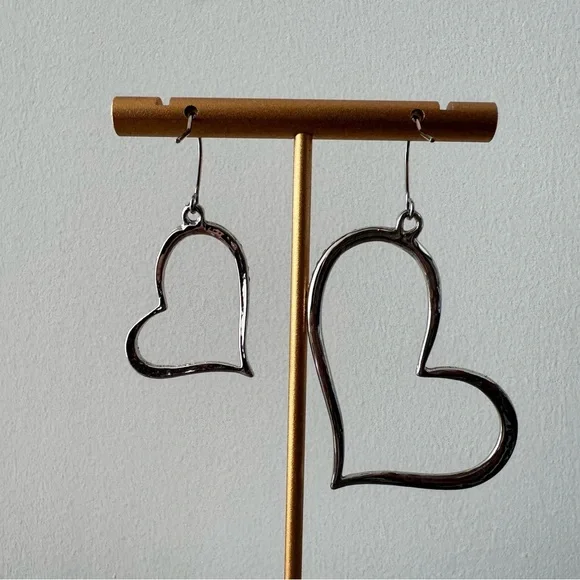 Elegant Silver Heart Earrings - Picture 2 of 3